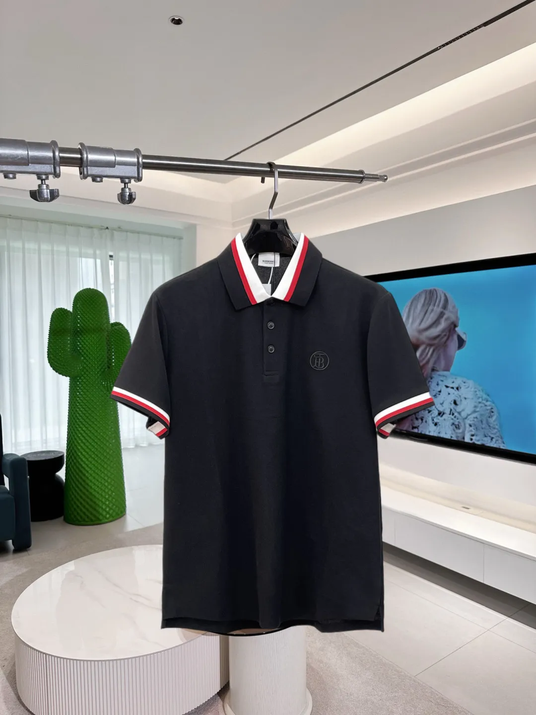 BURBERRY New Arrival Polo shirt, complete with three labels, original fabric, original customized accessories, official Same Style, using 210 grams of pure cotton pique fabric, customized same-tank dyed fabric, very comfortable and smooth to the touch, very wide and stylish, produced by a first-line brand on behalf of Factory, imported Behringer embroidery machine, embroidery is full and textured, imported Kangli direct-injection machine, printing is clear and textured, the collar rib is woven with imported yarn It will not lose shape after being worn for a long time. It is the most New Arrival style in spring and summer. It is fashionable and individual. It is super Versatile and looks good. It is very suitable for both men and women. It is a must-have for everyone. Size: S-XXL